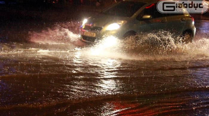 Đương nhiên ô tô cũng chẳng khá khẩm hơn giữa biển nước do mưa lớn bất thường